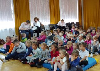 mali bohaterowie w akcji odblaski dzieci bezpieczenstwo na drodze szkola nr 25 Tarnow 1
