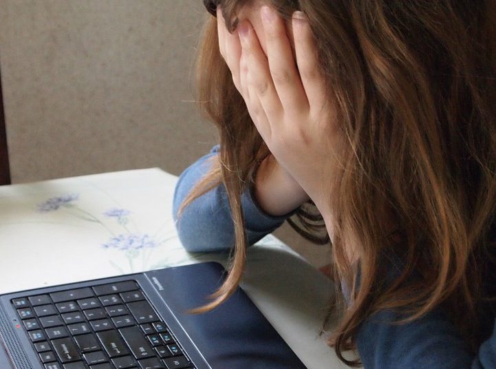 bullying przemoc internet laptop uczen dziecko