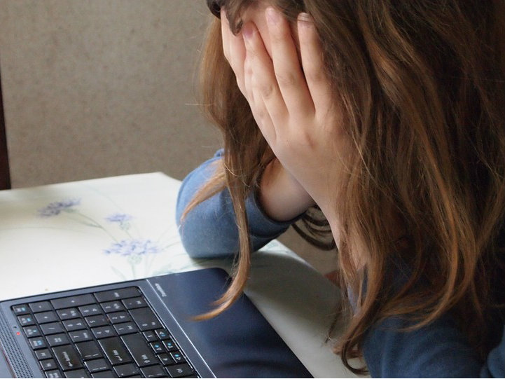 bullying przemoc internet laptop uczen dziecko