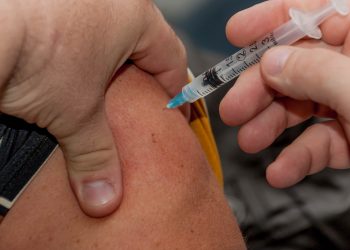 szczepienie szczepionka igla zastrzyk grypa szczepienia strzykawka