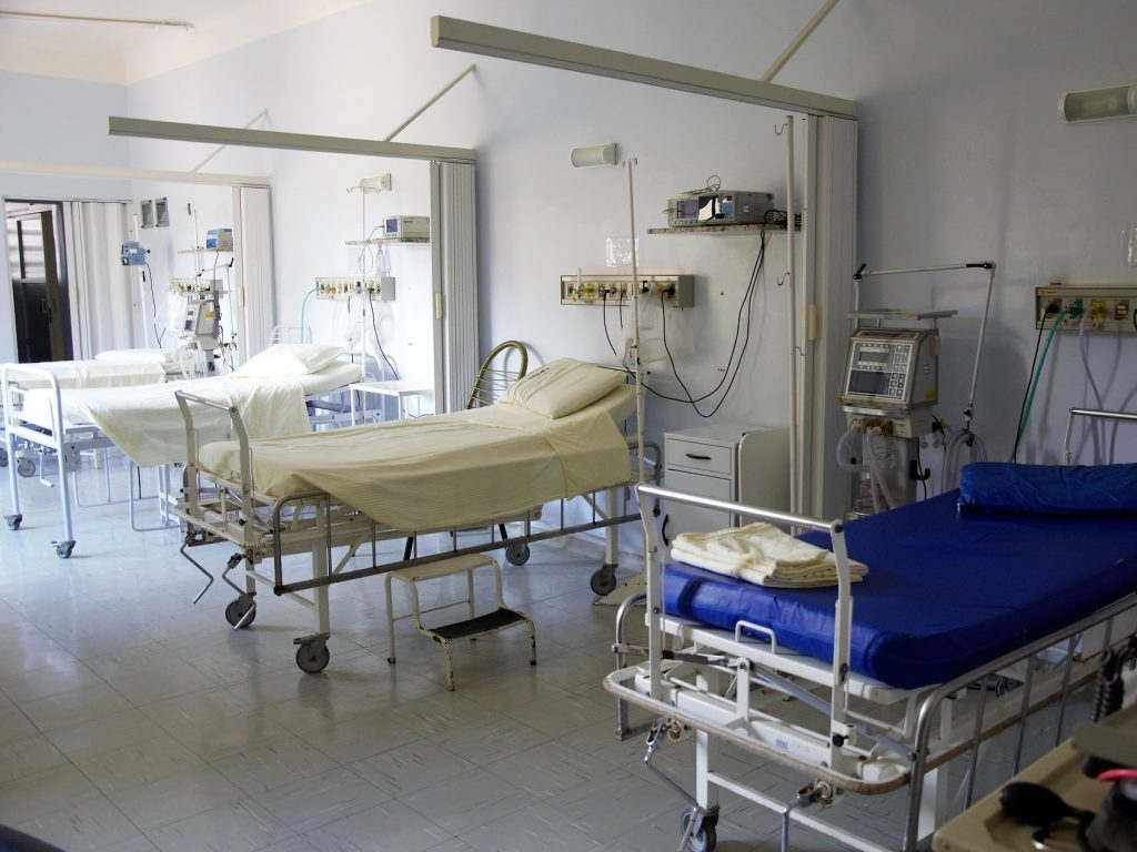 szpital lozko szpitalne pacjent sala szpitalna operacja