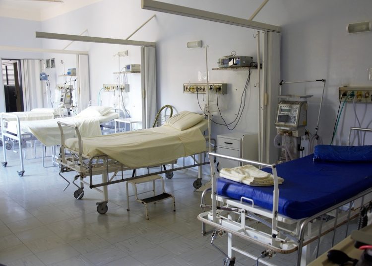 szpital lozko szpitalne pacjent sala szpitalna operacja