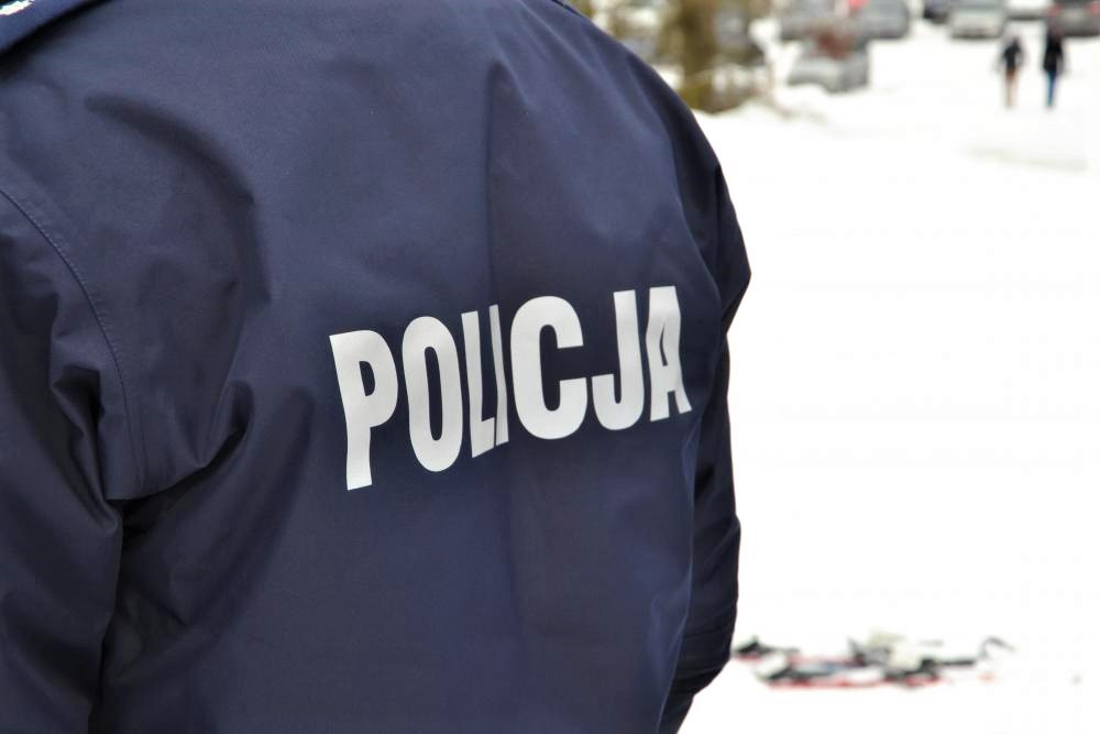 zima fragment munduru z napisem POLICJA