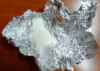 bialy proszek amfetamina na kawalku folii aluminiowej zdjecie ilustracyjne