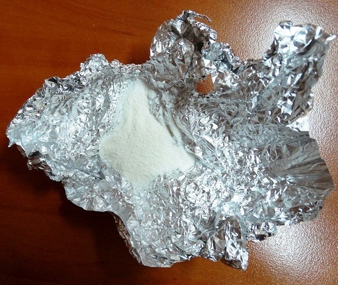 bialy proszek amfetamina na kawalku folii aluminiowej zdjecie ilustracyjne