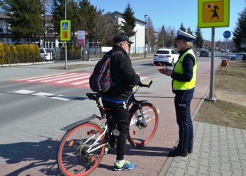 policjantka rozmawia z rowerzysta o bezpieczenstwie