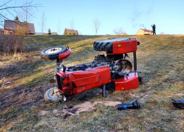wypadek traktor krasne potockie1 psp ns