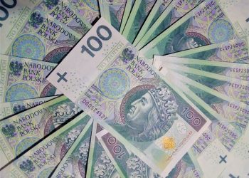 banknoty o nominale 100 zlotych zdjecie ilustracyjne KMP w N. Saczu