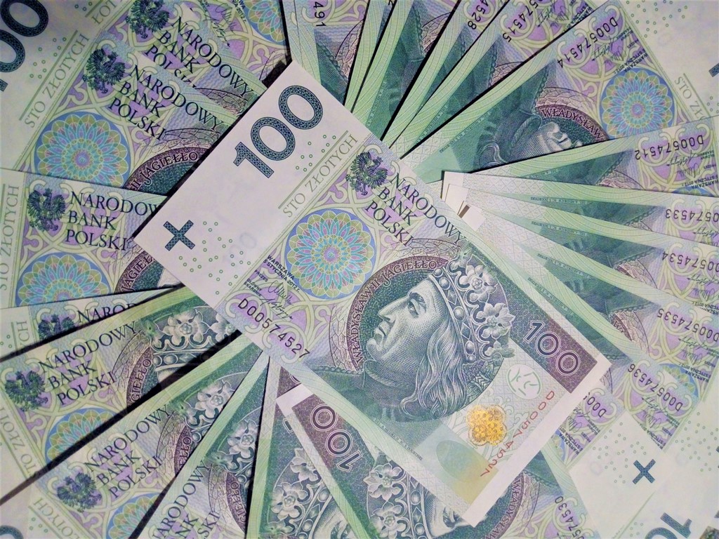 banknoty o nominale 100 zlotych zdjecie ilustracyjne KMP w N. Saczu