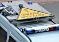 fragment radiowozu zespolu wypadkowego WRD na dachu pojazdu zolty znak ostrzegawczy z napisem uwaga wypadek