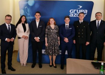 od lewej Wiceprezes Grupy Azoty S.A. Grzegorz Kadzielawski Czlonek Zarzadu Grupy Azoty Police Anna Tarocinska Ambasadorzy Marki Grupa Azoty Prezes Grupy Azoty S.A. Tomasz Hinc 1 scaled 1