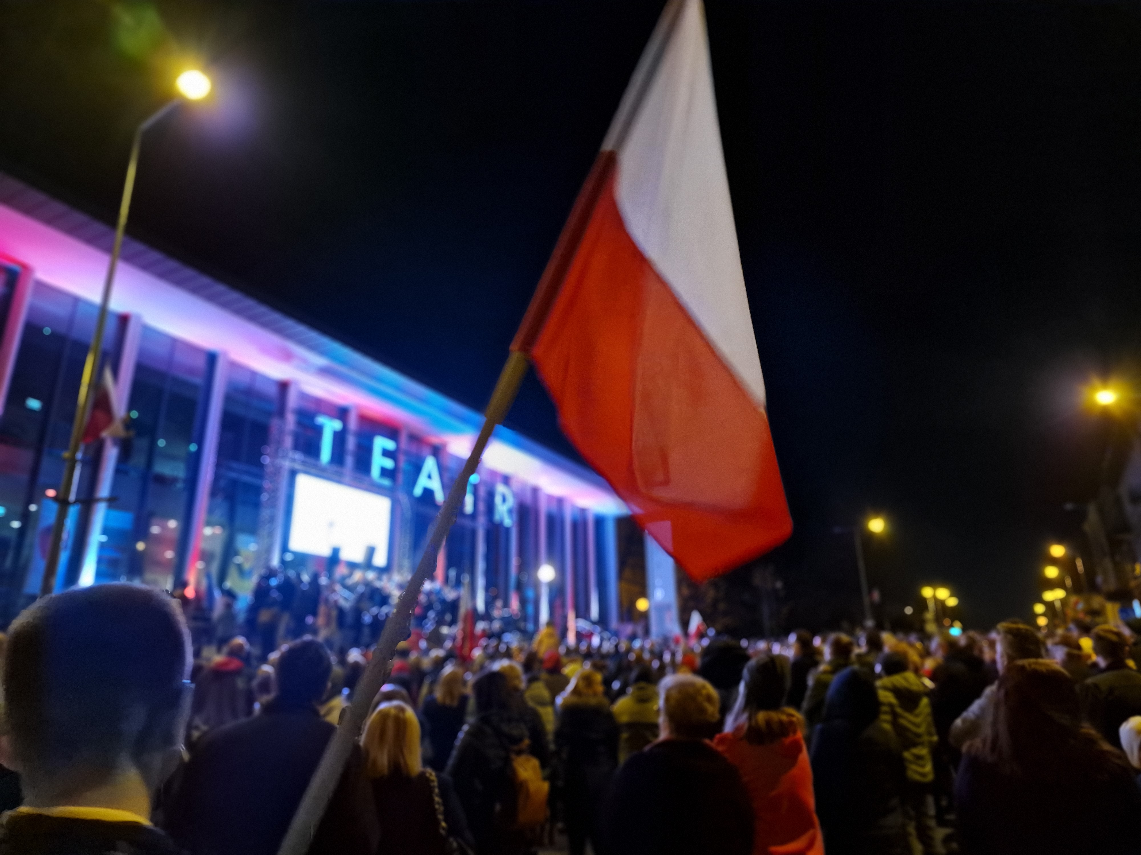 Patriotyczne śpiewanie przed Teatrem Solskiego