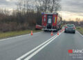 W sobotę w na DK975 w Olszynach doszło do dachowania samochodu osobowego. Kierowca trafił do szpitala. Fot. 112Tarnów.pl - Tarnowski Portal Ratowniczy