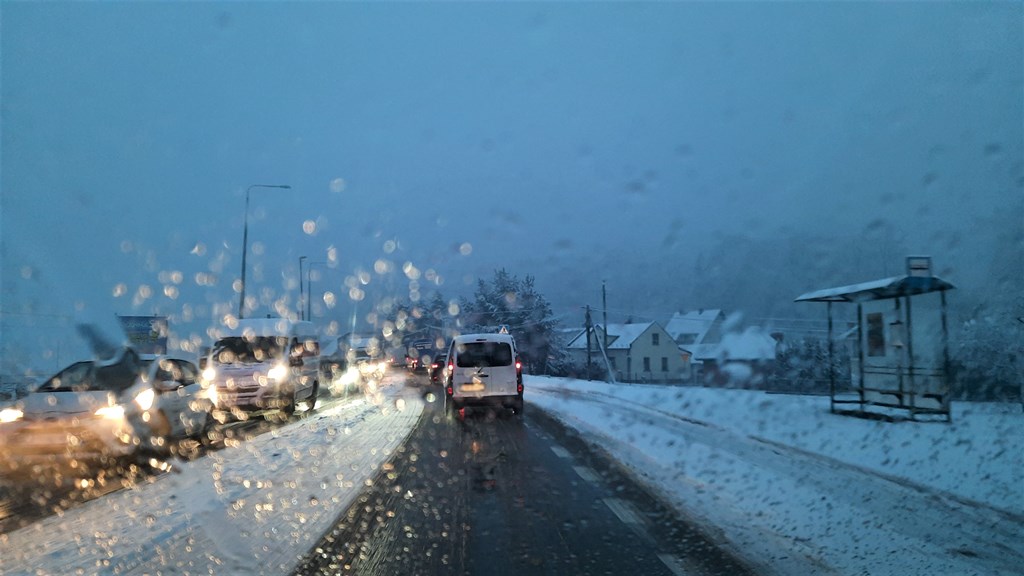 samochody na drodze zimowe warunki widok z wnetrza pojazdu