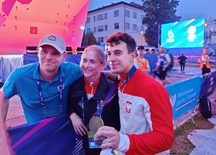 Na zdjęciu od prawej: Marcin Dzieński z brązowym medalem, Natalia Kałucka oraz Wojciech Nowak
