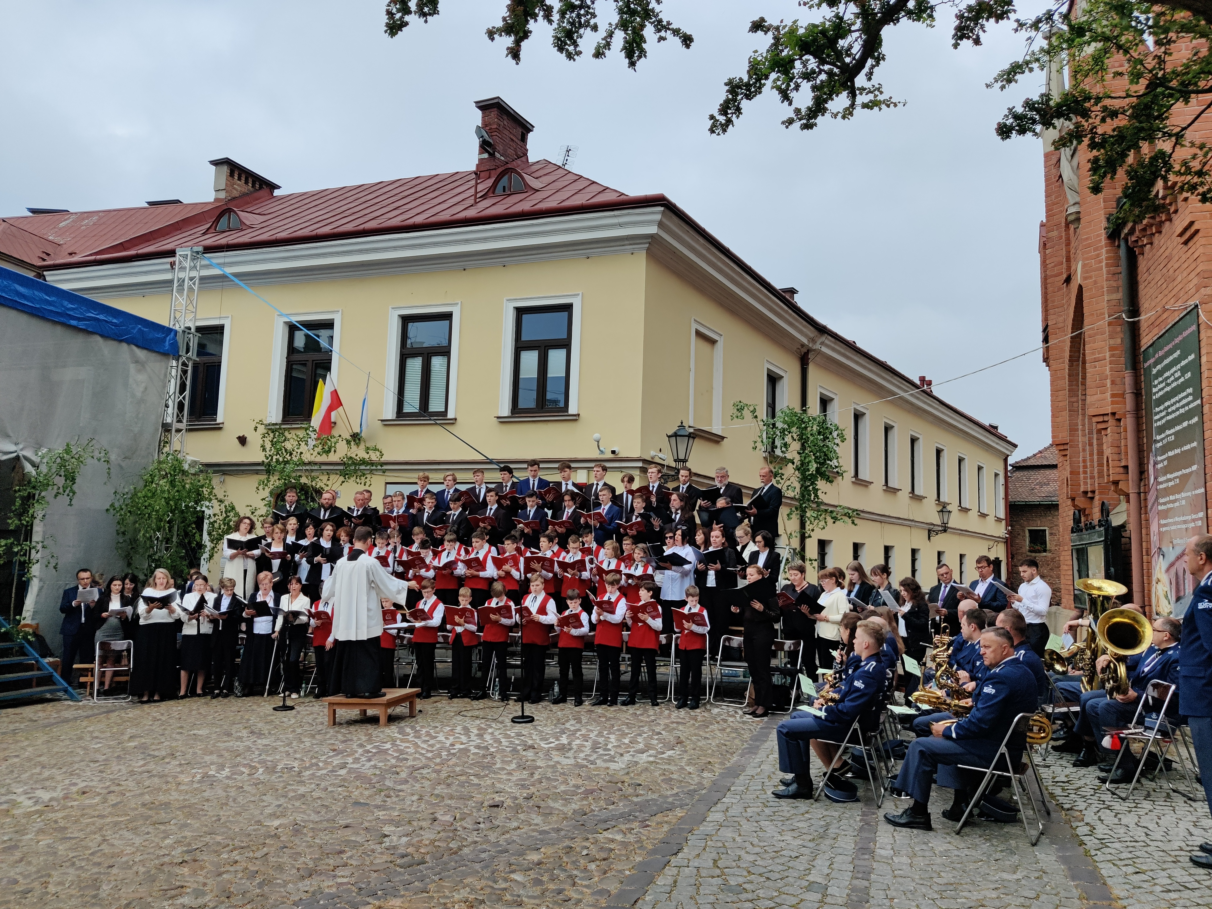 Boże Ciało. Tłumy wiernych na procesji ulicami Tarnowa [WIDEO, ZDJĘCIA]