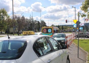 Przy szpitalu im. św. Łukasza w Tarnowie nie ma wyznaczonych miejsc dla postoju taksówek