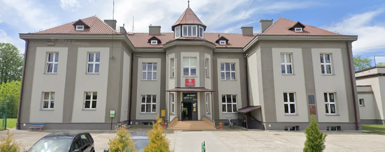 Szkoła w Jadownikach, w której osadzono aresztowanych fot. Google Maps