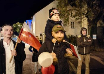 Ulicami Tarnowa wieczorem 30 października przeszedł Marsz Niepodległości