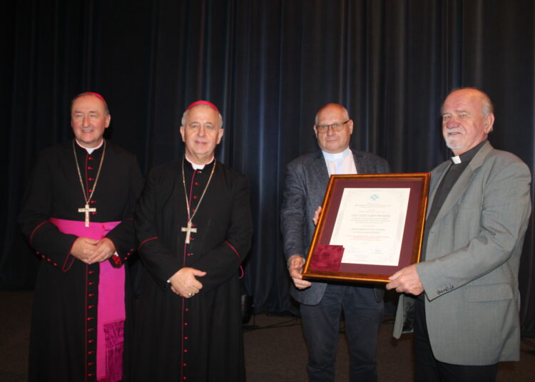 Kościół Tarnowski dostał medal za zasługi dla dzieła ewangelizacji