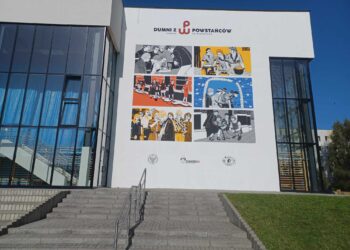 Patriotyczny mural na ścianie hali sportowej przy Publicznej Szkole Podstawowej nr 3 w Brzesku