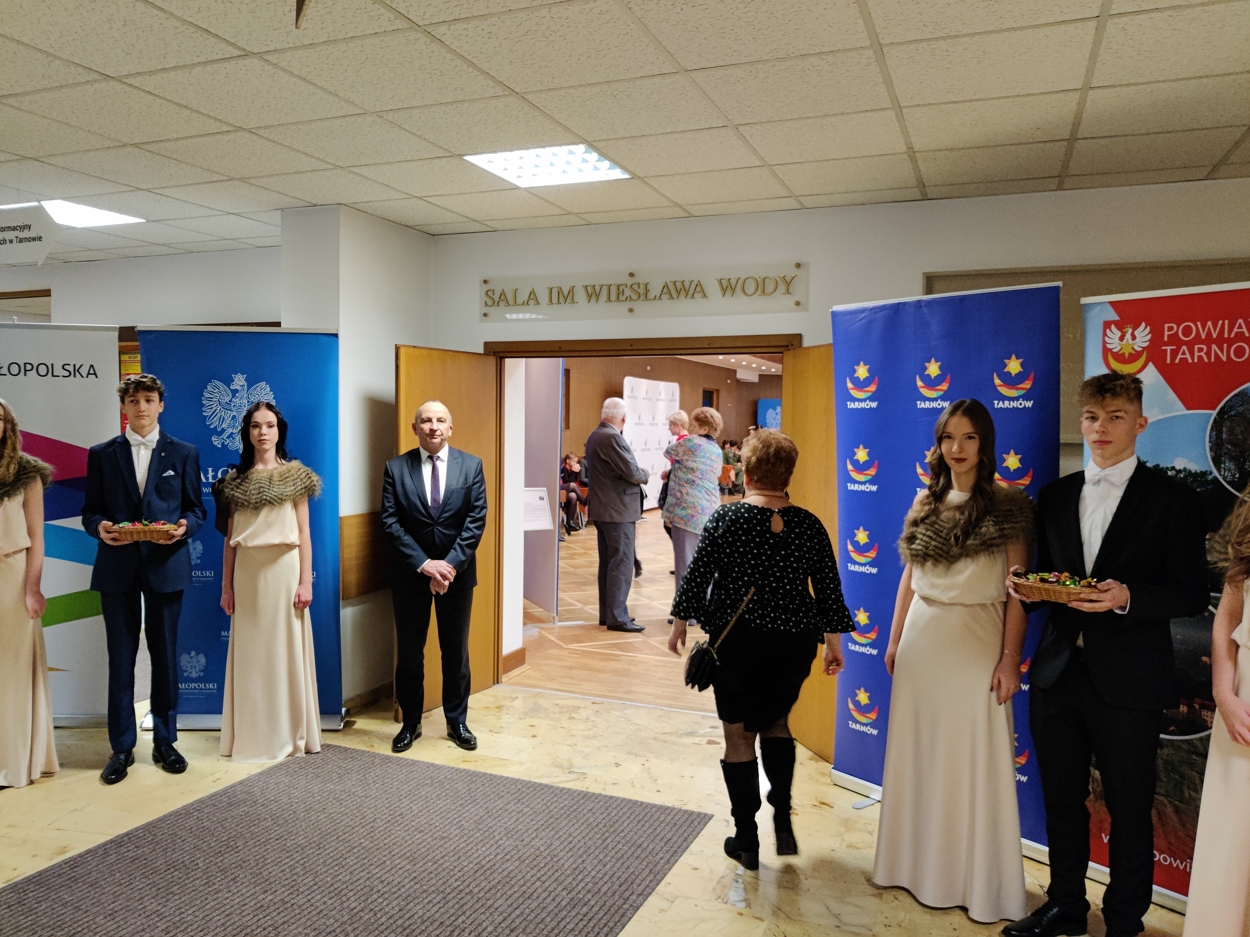 Samorządowcy, urzędnicy i służby mundurowe z subregionu tarnowskiego spotkali się na wspólnym opłatku