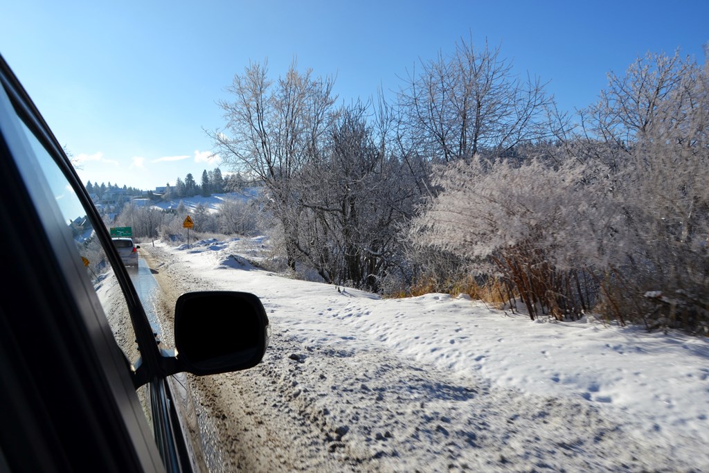 zimowe warunki na drodze fragment boku samochodu