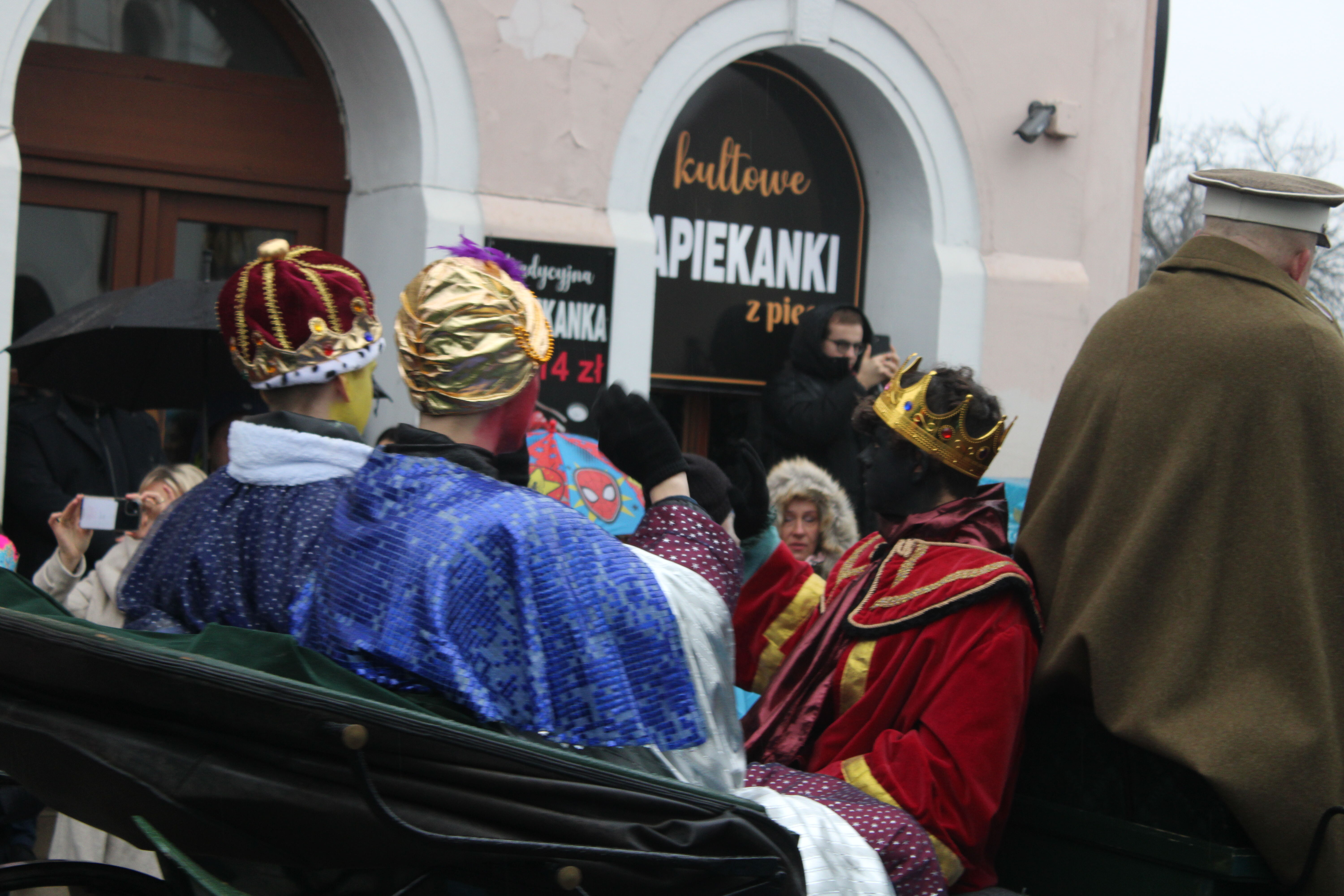 Jasełka na ulicach Tarnowa. Tłumy tarnowian na Orszaku Trzech Króli