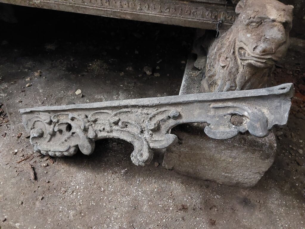 10i.Krypta Ostrogskich sarkofag Teofilii Tarlo uszkodzony element dekoracyjny malzowinowo chrzastny z sarkofagu