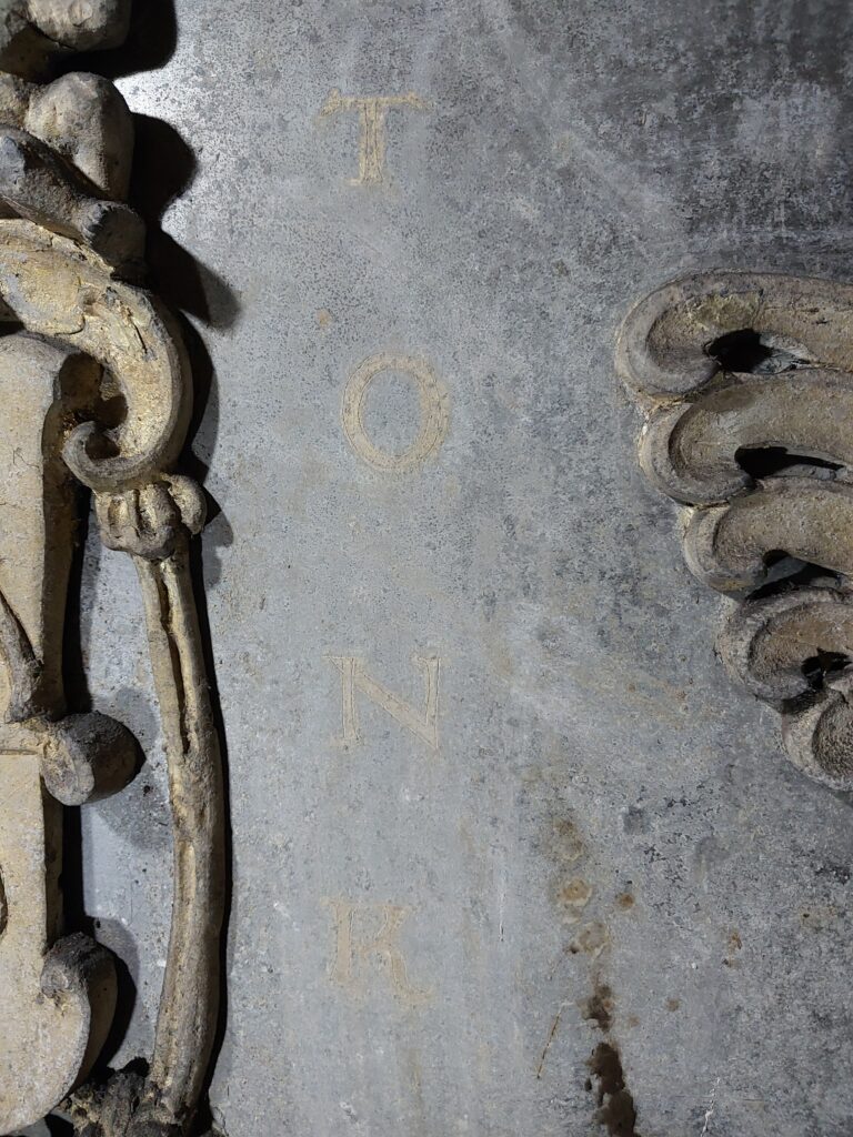 10k.Krypta Ostrogskich sarkofag Teofilii Tarlo napis na sarkofagu od strony wschodniej T O N K
