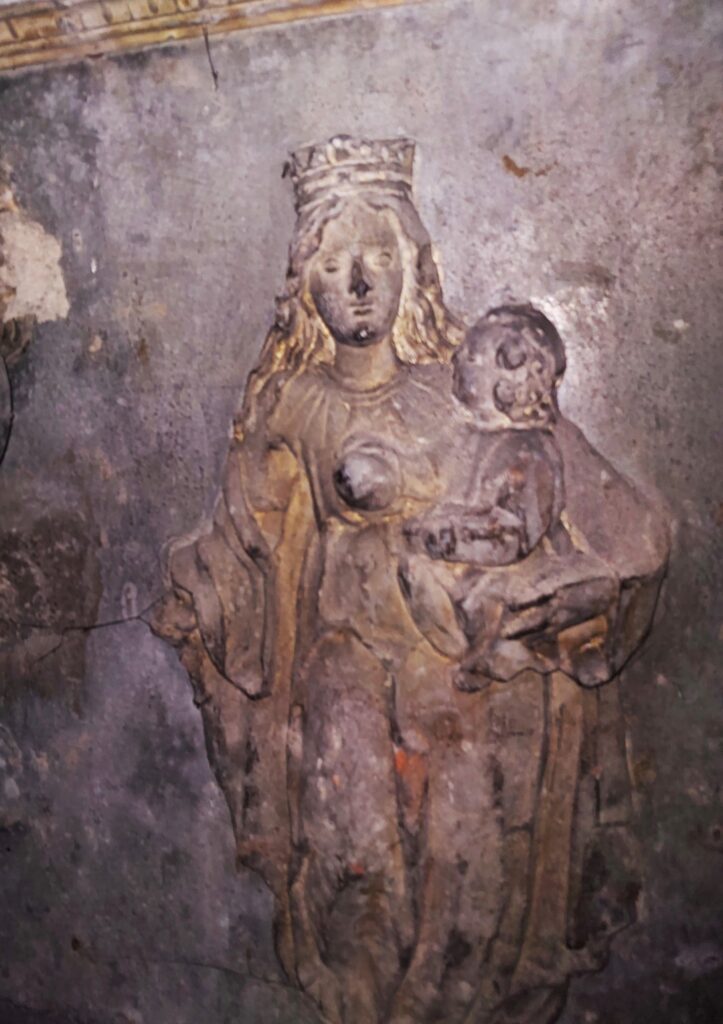 12a.Krypta Ostrogskich sarkofag Teofilii Tarlo strona poludniowa Matka Boza z Dzieciatkiem