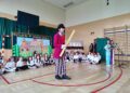 Występ artystyczny podczas uroczystości w wykonaniu uczniów Szkoły Podstawowej w Rudce