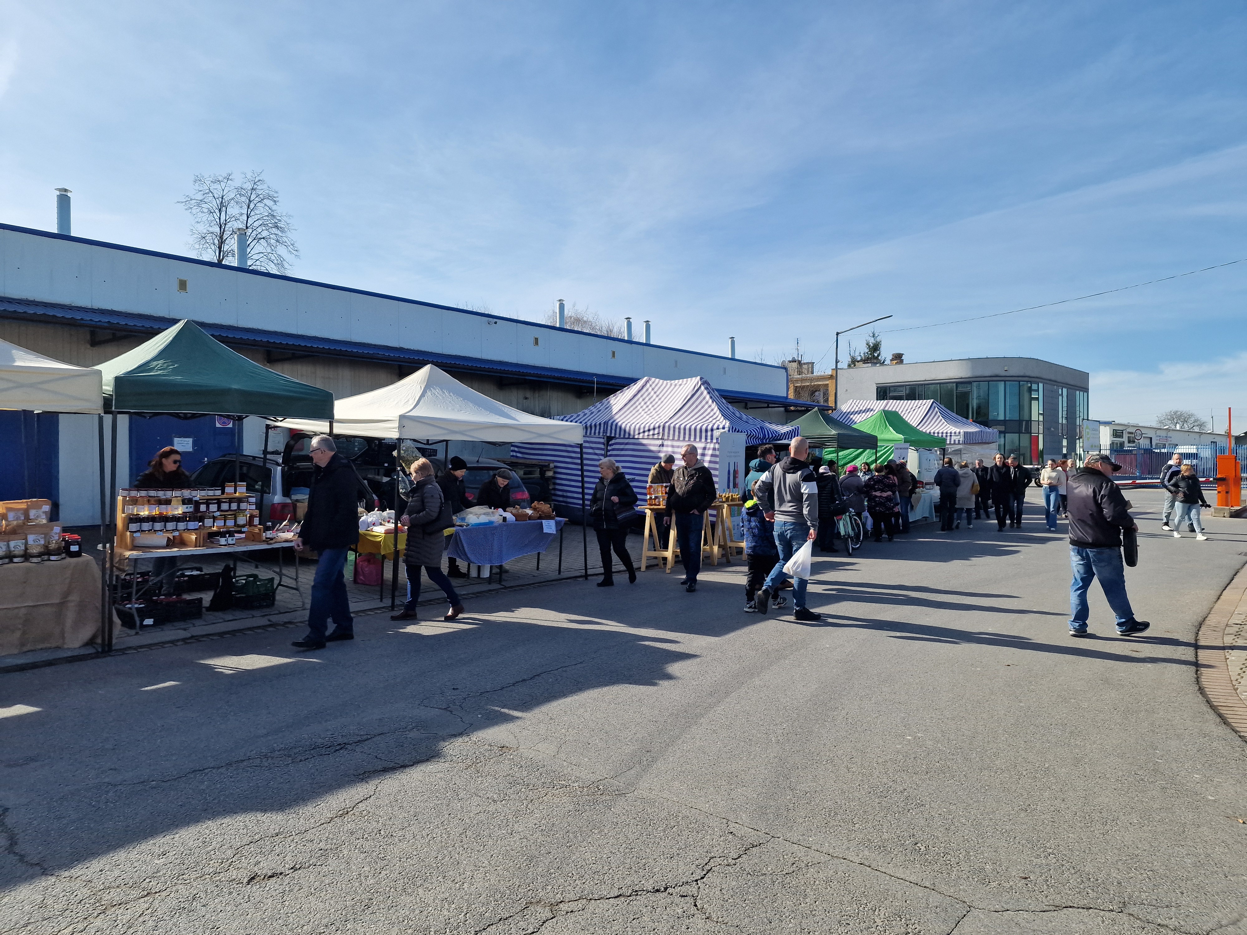 Producenci i smakosze regionalnej, zdrowej żywności spotkali się na kolejnej odsłonie Targu Regionalnego [ZDJĘCIA]