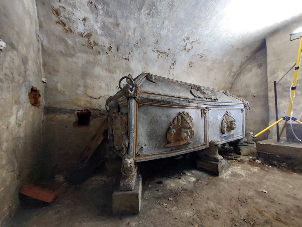7.Krypta Ostrogskich sarkofag ksiecia Janusza Ostrogskiego od strony zachodniej