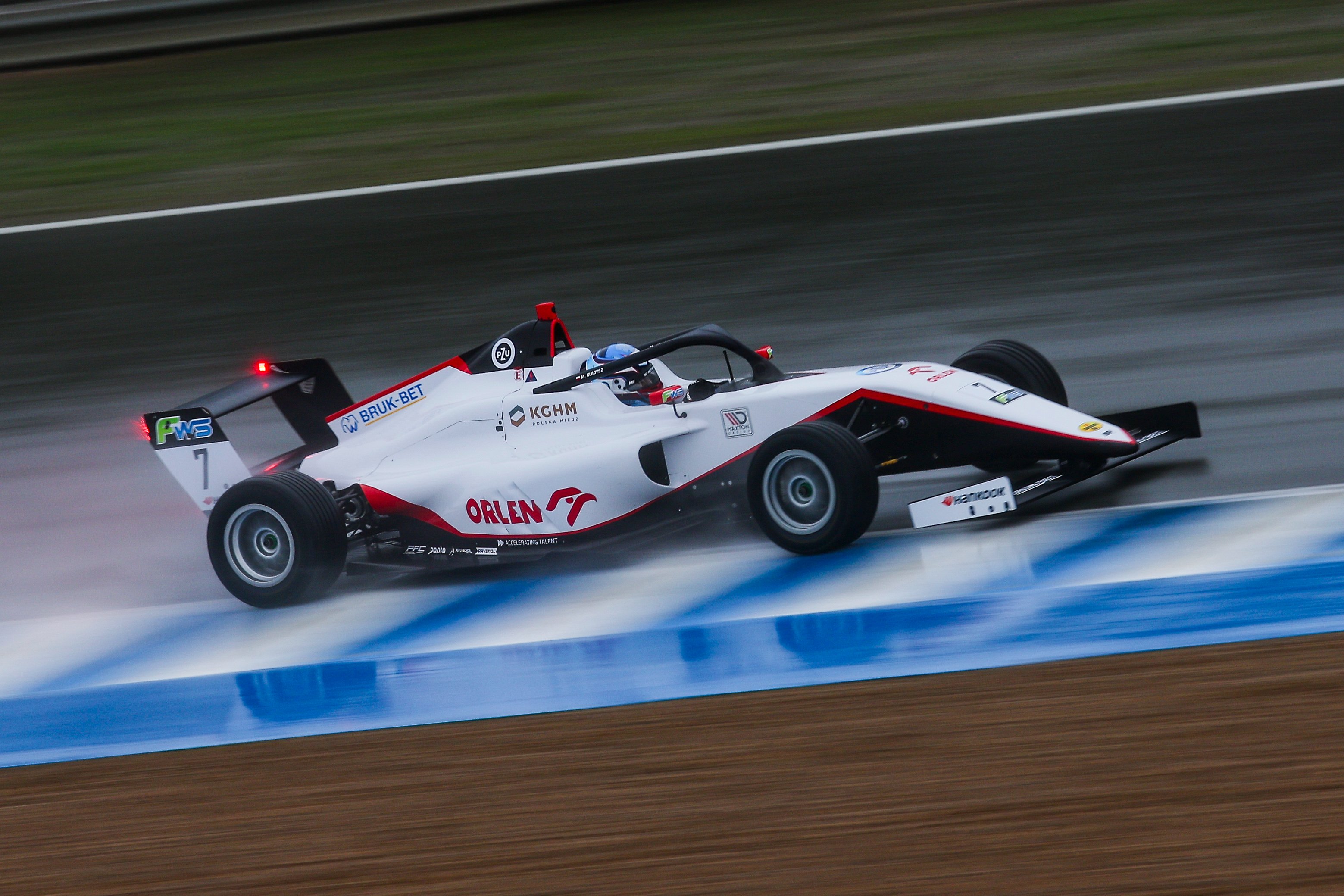 Świetny debiut Macieja Gładysza w bolidzie Formuły 4