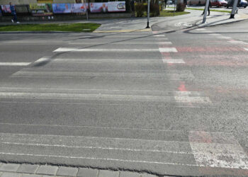 Po zaledwie trzech miesiącach od zakończenia prac modernizacyjnych ulicy Szkotnik w Tarnowie, poziome oznaczenia przejść dla pieszych na jezdni są już niemal niewidoczne