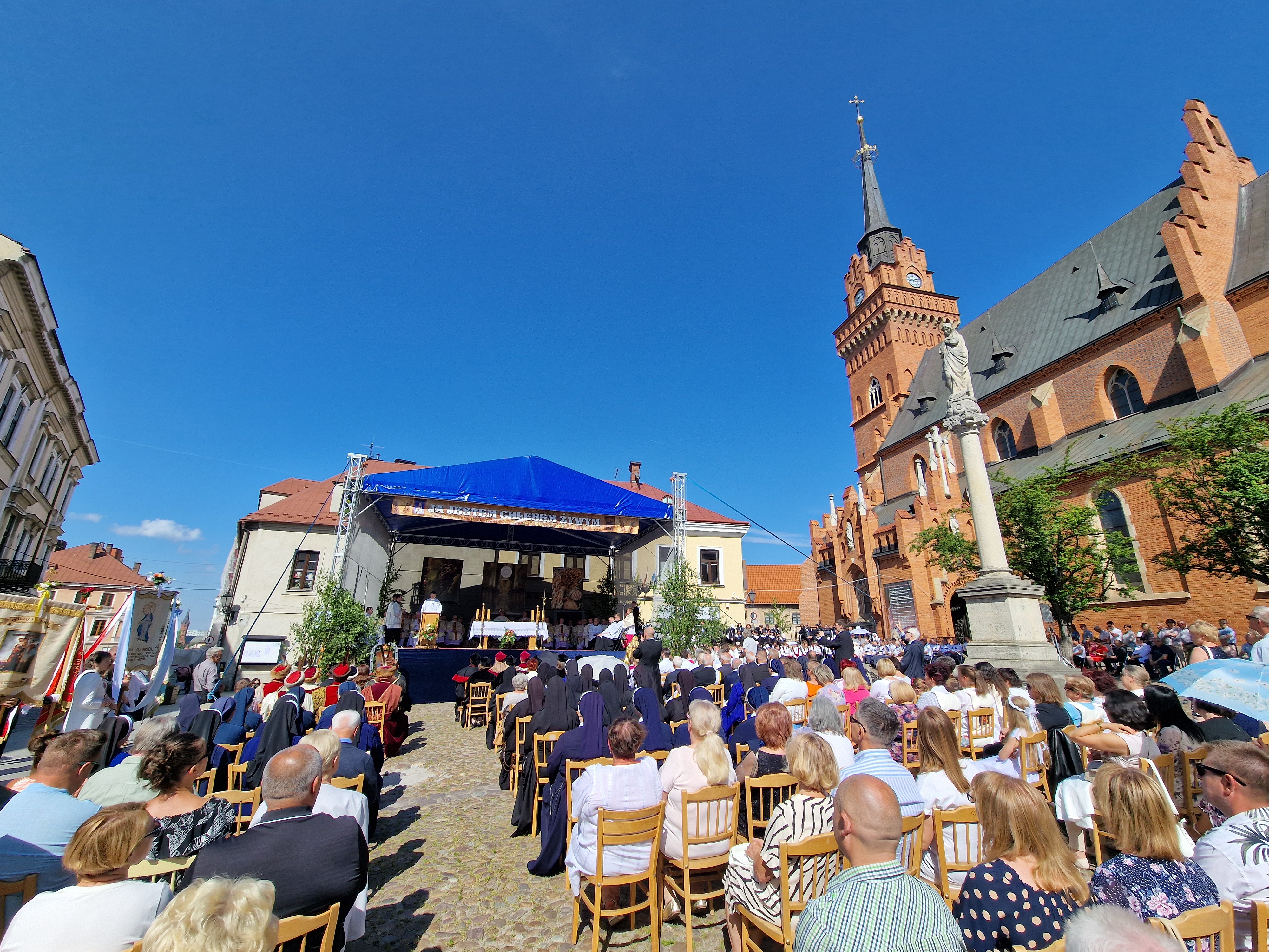 W uroczystość Bożego Ciała Kościół wychodzi do świata z tym, co ma najcenniejszego [ZDJĘCIA]