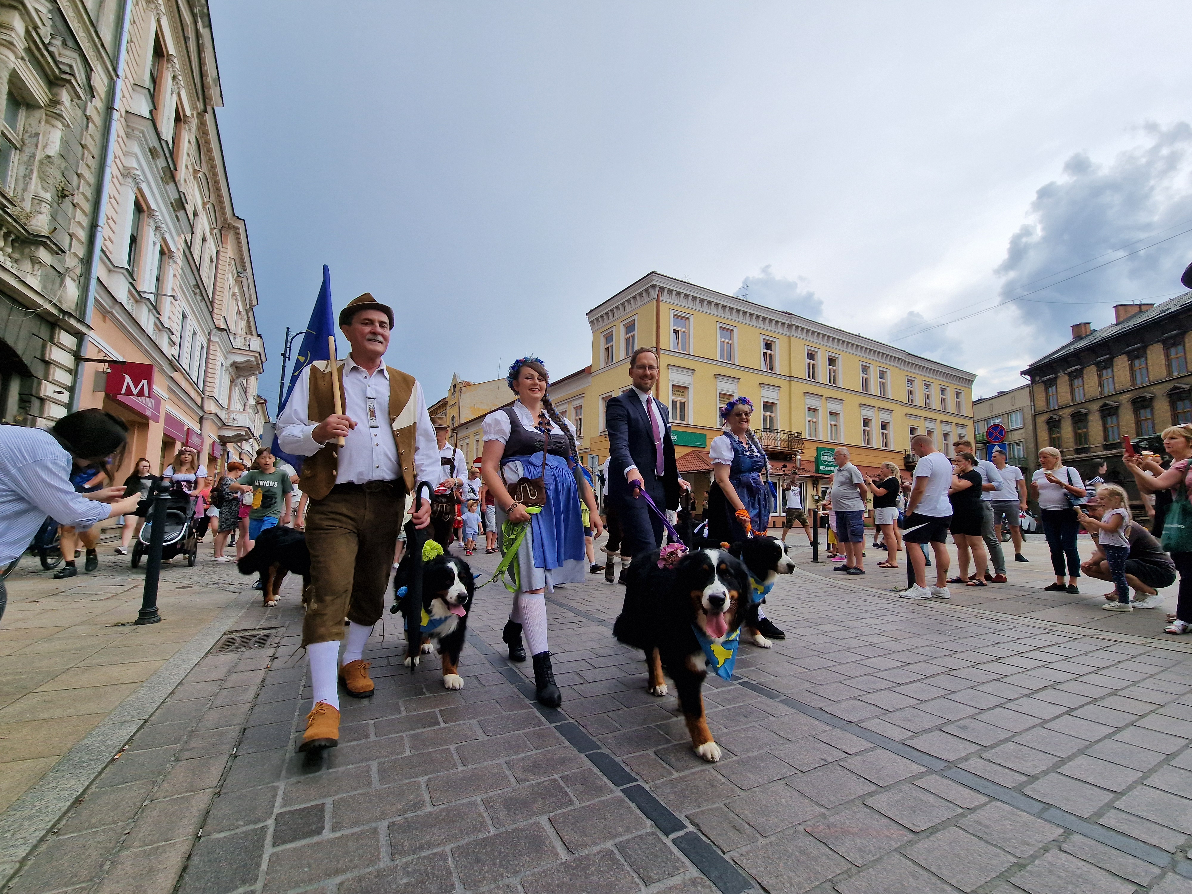 Tarnów niczym mała Szwajcaria. XI Parada Berneńczyków przeszła ulicami miasta [ZDJĘCIA]