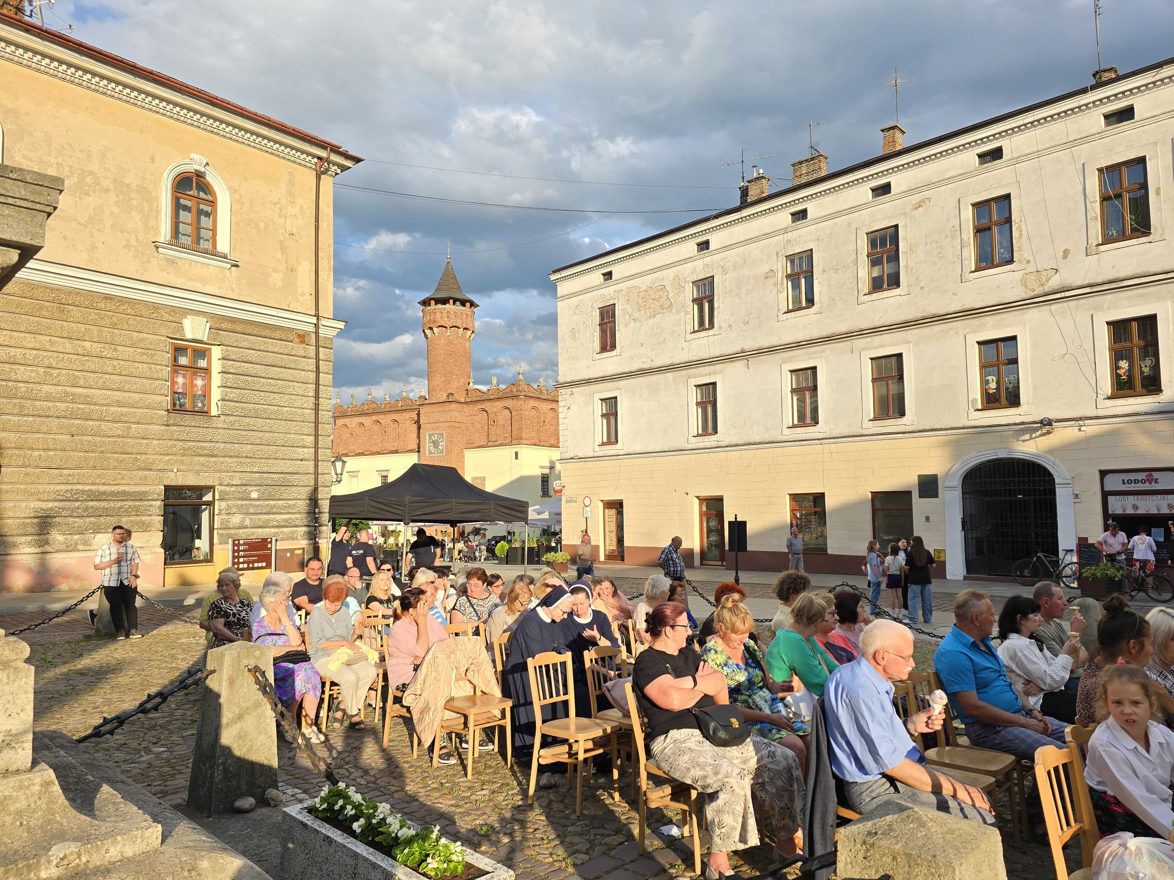Patrzyli na ‘Serce, które widzi’. Wieczór uwielbienia przy tarnowskiej Katedrze [ZDJĘCIA, WIDEO]