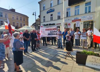 'Uwolnić ks. Michała' – pod takim hasłem odbyła manifestacja się na placu Sobieskiego w Tarnowie manifestacja w obronie ks. Michała Olszewskiego
