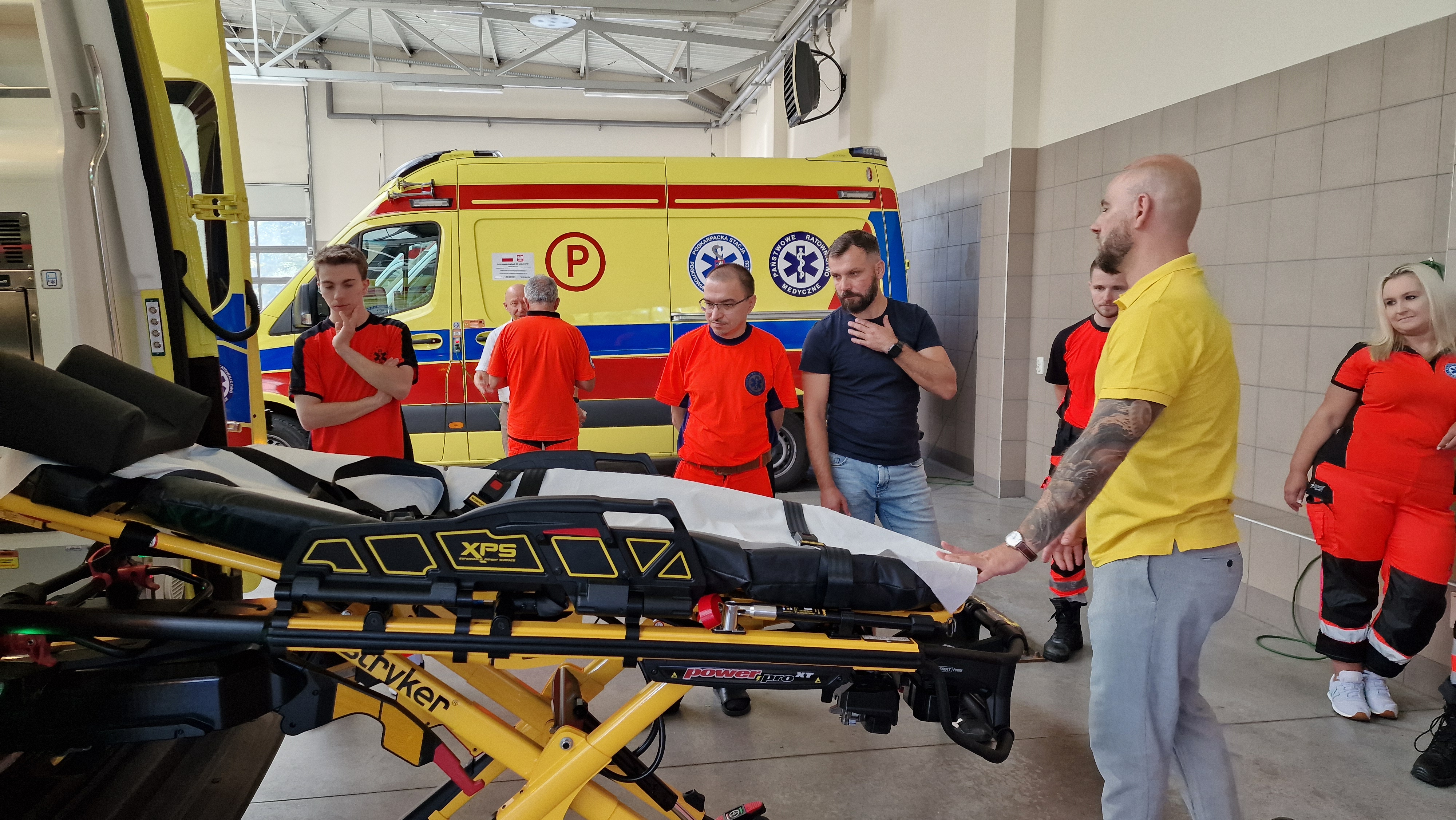 Elektryczne nosze pomogą ratownikom mieleckiego pogotowia