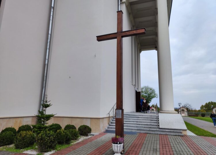 Krzyż Misyjny przy kościele pw. NMP Szkaplerznej w Dąbrowie Tarnowskiej