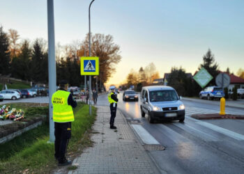 Przy cmentarzach w Nowym Sączu zmienia się organizacja ruchu 2 policjantka wspolnie z straznikiem miejskim dbaja o bezpieczenstwo w poblizu przejscia dla pieszych i cmentarza