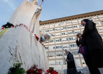 Ludzie modlą się o zdrowie Papieża pod Kliniką Gemelli  (ANSA)