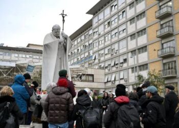 Wierni modlą się o zdrowie Papieża przy Klinice Gemelli  (ANSA)