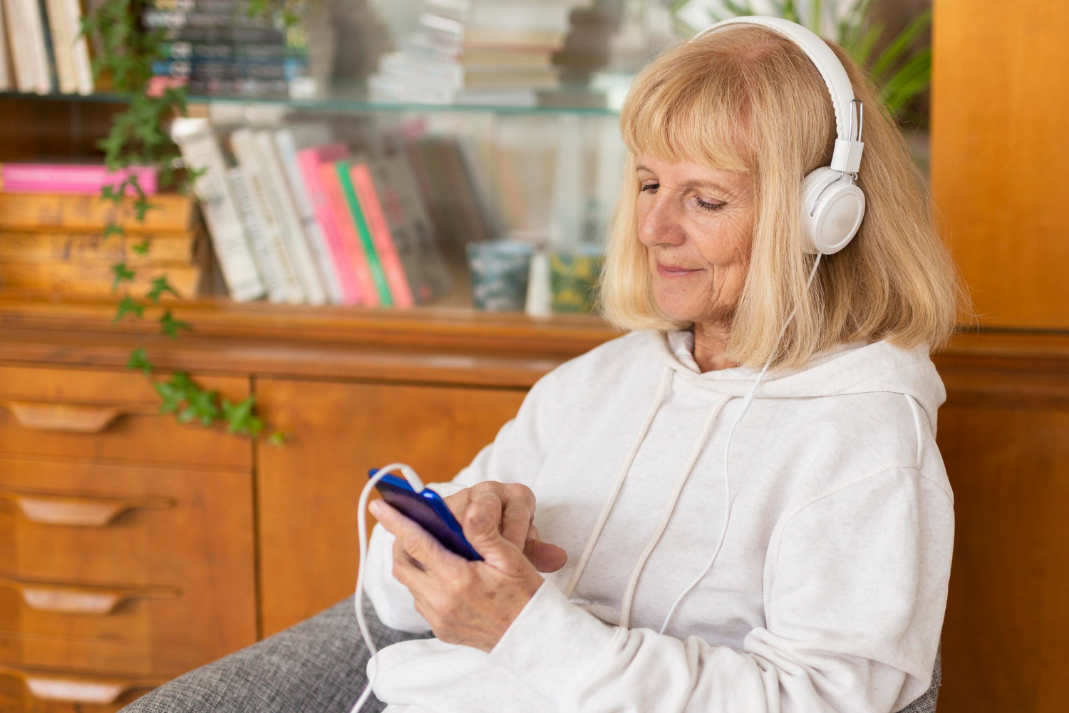 kobieta słuchająca audiobooka