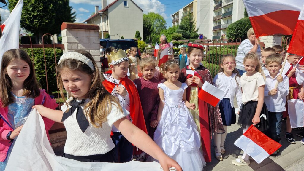 Korowód postaci historycznych przeszedł ulicami Dąbrowy Tarnowskiej. Tak upamiętniono rocznicę uchwalenia Konstytucji 3 Maja 1 20250430 105348