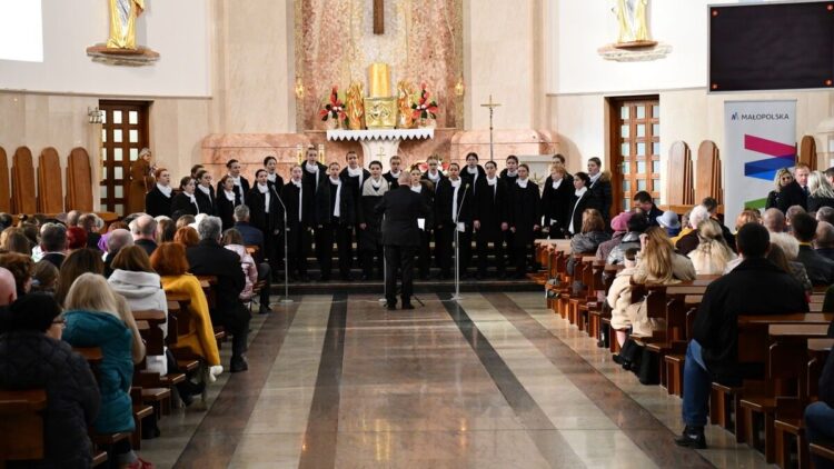 Fot. Arch. RDN/Koncert Dziewczęcego Chóru Katedralnego Puellae Orantes w kościele pw. NMP Szkaplerznej w Dąbrowie Tarnowskiej
