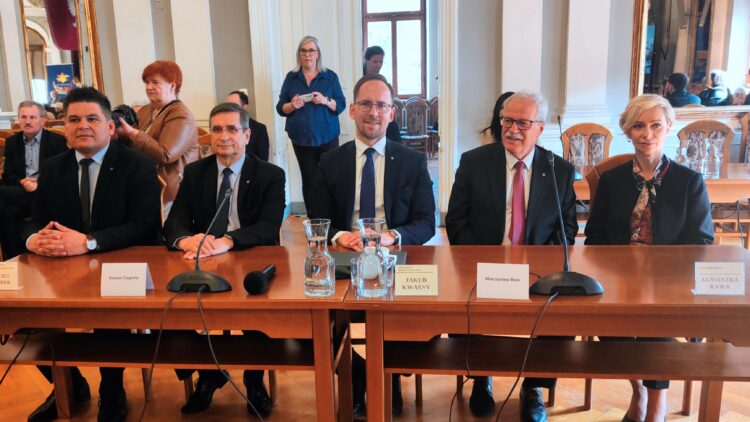 Przy stole od lewej: Maciej Włodek, Roman Ciepiela, Jakub Kwaśny, Mieczysław Bień, Agnieszka Kawa