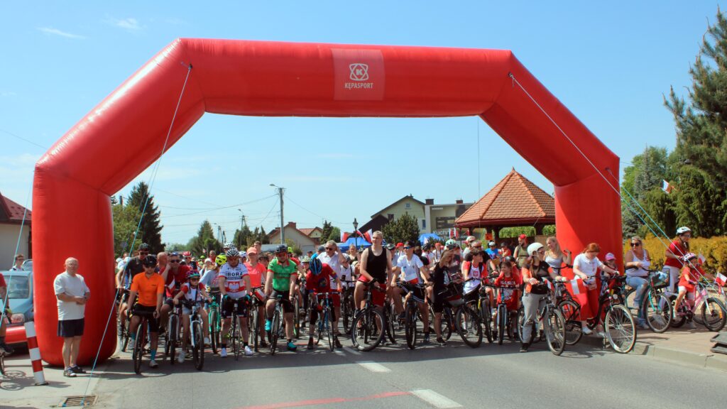 Tłumy rowerzystów na biało-czerwonym rajdzie. Udział wzięły całe rodziny 1 IMG 8206